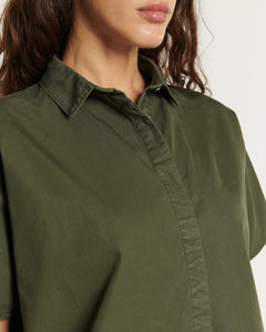 Pantalon khaki en popeline légère, coupe droite et ajustée, offrant confort et finesse grâce à sa matière en coton doux adaptée à toutes les morphologies féminines.