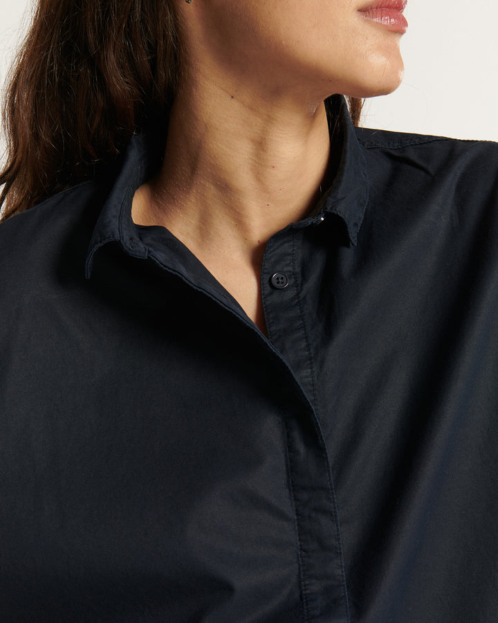Jean femme en popeline bleu marine, tissu léger 100% coton, coupe droite ajustée pour s’adapter à toutes les morphologies avec un style élégant et confortable.
