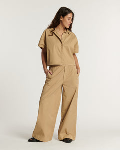 Pantalon large en popeline de coton couleur praline, coupe droite et fluide, adapté à toutes les morphologies pour un style décontracté et élégant.