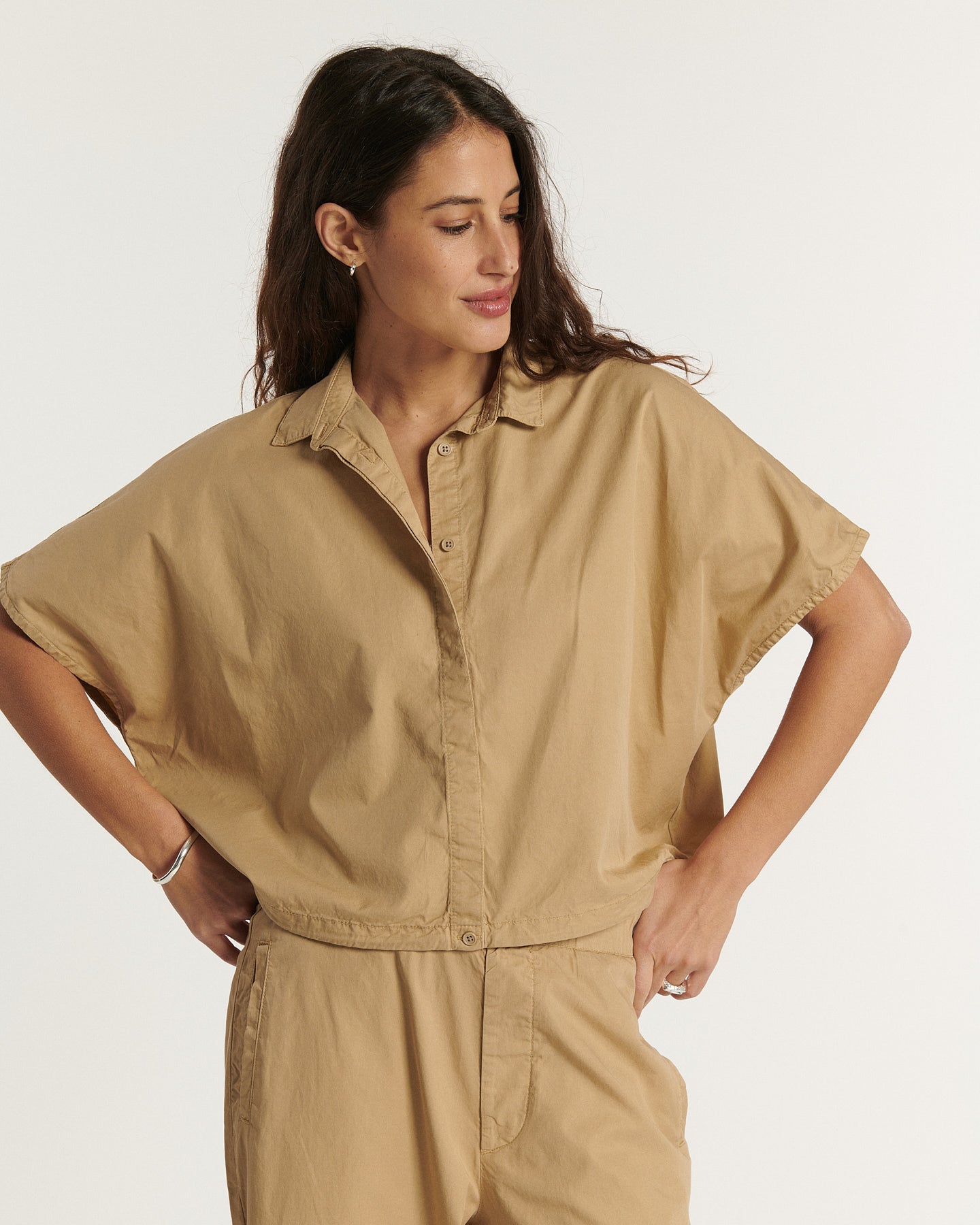 Pantalon en popeline couleur praline, coupe droite et fluide, matière légère et douce idéale pour l'été, s'adaptant à toutes les morphologies féminines.