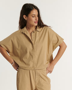Pantalon en popeline couleur praline, coupe droite et fluide, matière légère et douce idéale pour l'été, s'adaptant à toutes les morphologies féminines.
