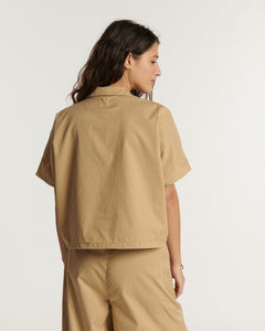 Pantalon en popeline beige, coupe droite et fluide, matière légère en coton adaptée à toutes les morphologies pour un style confortable et estival.
