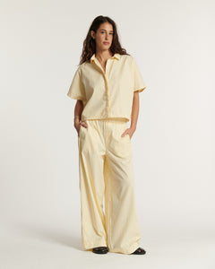 Pantalon large en popeline vanille légère, coupe fluide et décontractée, adapté à toutes les morphologies dans l’esprit printanier-éthéré de la collection La Popeline.