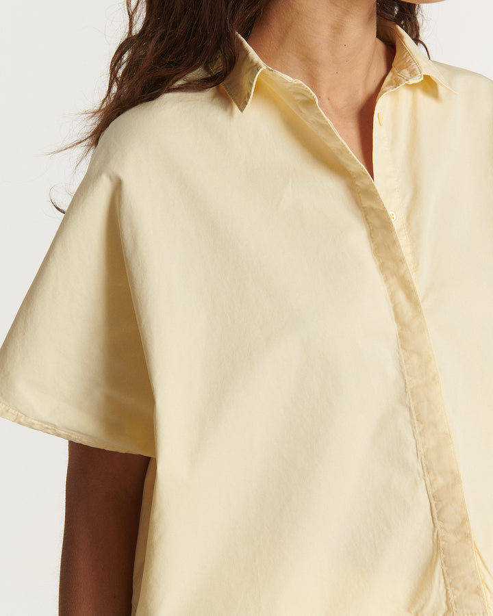 Chemise en popeline vanille légère et fluide, coupe ample décontractée, parfaite pour la saison Printemps-Été 2026 dans la collection La Popeline.