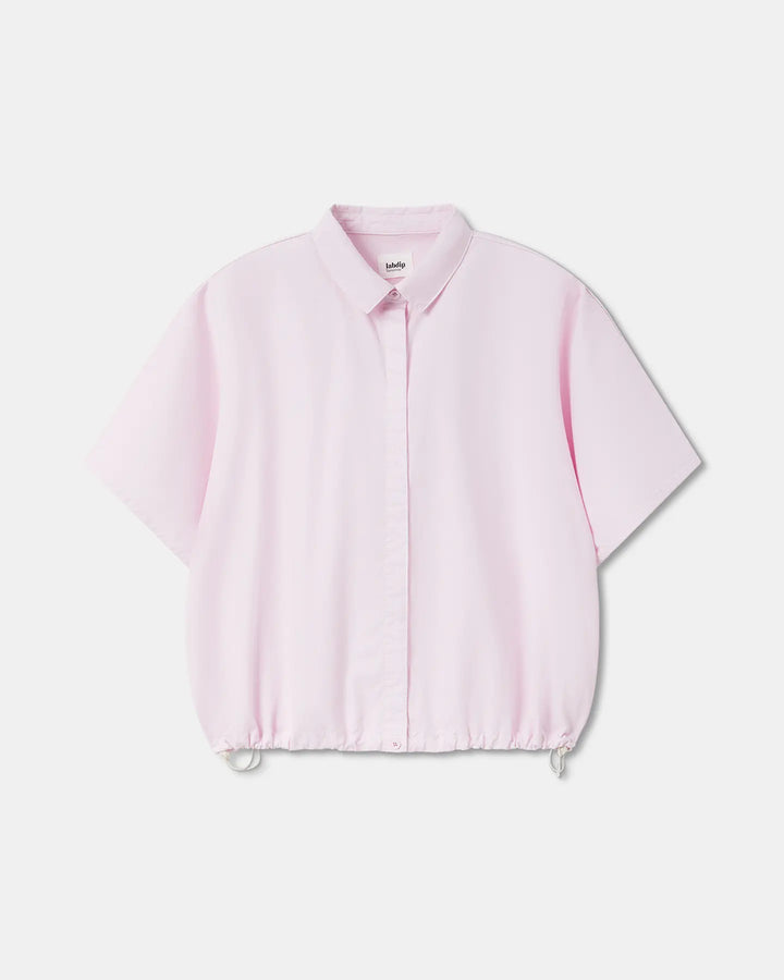 Chemisier femme en popeline légère rose clair avec col classique, manches courtes larges et bas ajustable par cordon de serrage pour un style décontracté.
