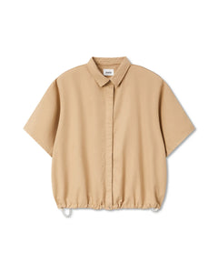 Chemisier court en popeline couleur praline, en coton léger avec col classique et base ajustable par cordon, style décontracté et confortable pour femme.