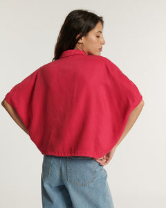 Jean pour femme en denim bleu clair, coupe droite et ajustée, offrant un confort optimal et une silhouette élégante adaptée à toutes les morphologies.