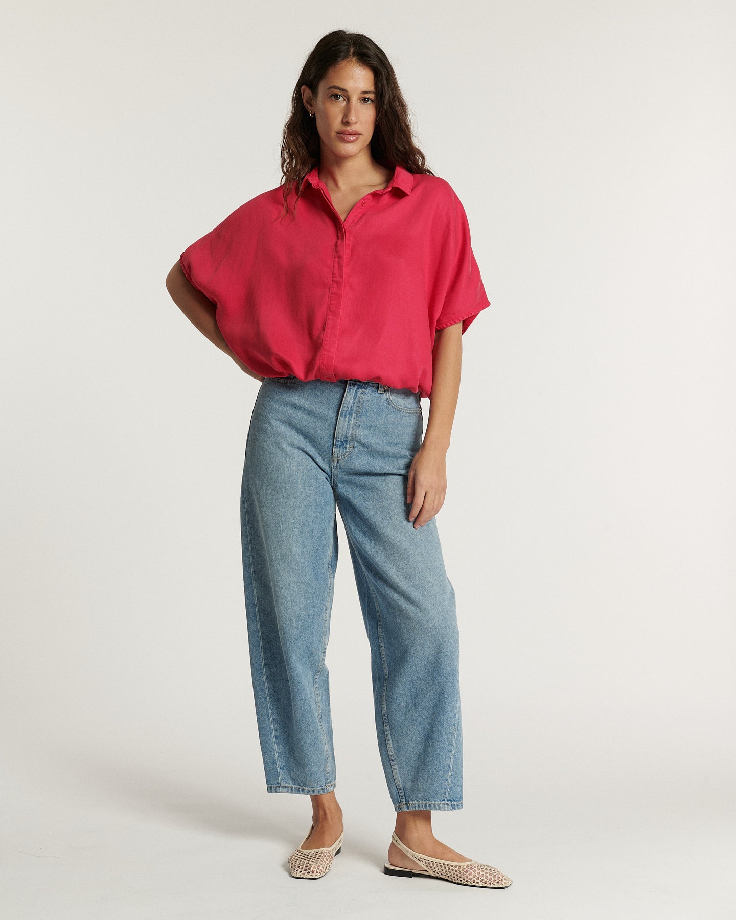 Jean droit léger en denim bleu clair, coupe confortable et adaptée à toutes les morphologies, idéal pour un style décontracté et estival.