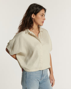 Jean femme en denim bleu clair, coupe droite ajustée, matière en coton douce et légère, offrant un tombé naturel et confortable qui s'adapte à toutes les morphologies.