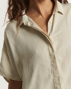 Jean pour femme en tissu Tencel couleur écume, coupe droite et ajustée, offrant un confort léger et une silhouette élégante adaptée à toutes les morphologies.