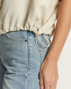 Jean en denim bleu clair, coupe droite ajustée, matière souple et légère avec une texture coton agréable, conçu pour un confort optimal toute la journée.