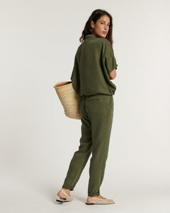 Pantalon femme kaki en tissu Tencel fluide, coupe droite ajustée, idéal pour l'été avec un tombé confortable et élégant.