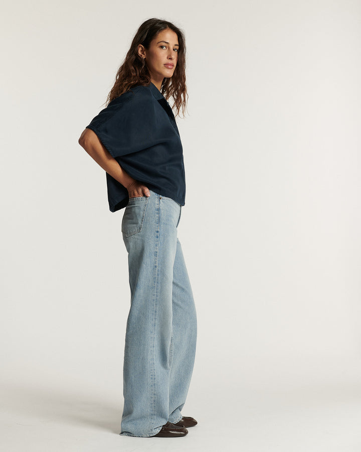 Jean femme en denim léger bleu marine, coupe large et droite, matière souple et confortable adaptée à toutes les morphologies, idéal pour un style décontracté.