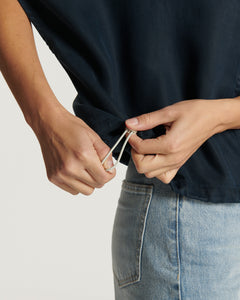 Jean femme en denim bleu clair, coupe droite légèrement ajustée, en coton confortable idéal pour toutes morphologies.