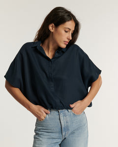 Jean en denim bleu marine avec coupe droite et taille haute, conçu en tissu Tencel doux et respirant, s’adaptant parfaitement à toutes les morphologies féminines.