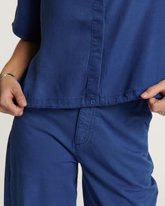Jean femme en tencel bleu outremer, coupe droite, matière fluide et légère idéale pour l’été, offrant un confort ajusté à toutes les morphologies.