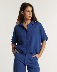 Jean pour femme en tissu Tencel bleu outre-mer, coupe droite décontractée avec une matière fluide et légèrement satinée, adaptée à toutes les morphologies.