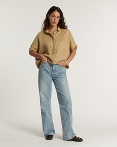 Jean pour femme en denim bleu clair, coupe droite et fluide, matière douce avec une légère texture naturelle, adapté à toutes les morphologies.
Chemise DEVA porté par le mannequin, vue de face