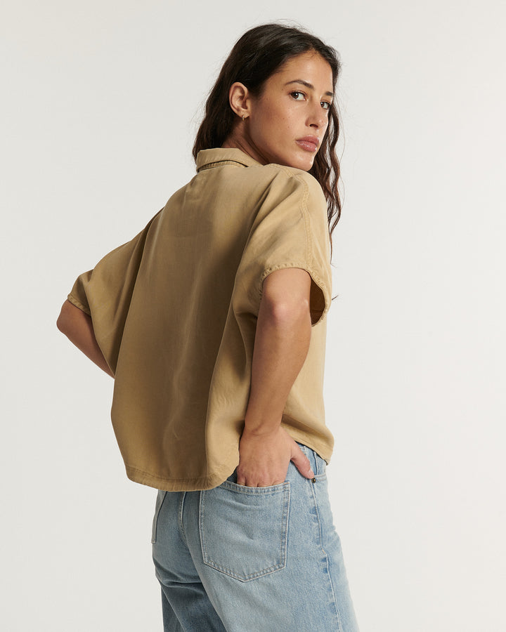 Jean en denim bleu clair 100 % coton avec une coupe droite et un ajustement confortable, parfait pour toutes les morphologies féminines.
Chemise DEVA porté par le mannequin, vue de dos