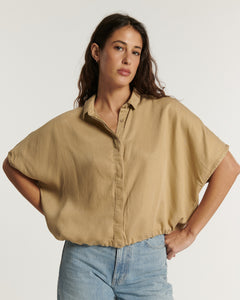 Jean femme en denim léger bleu clair, coupe droite, taille haute, matière souple et confortable adaptée à toutes les morphologies.
Chemise DEVA porté par le mannequin, vue de face