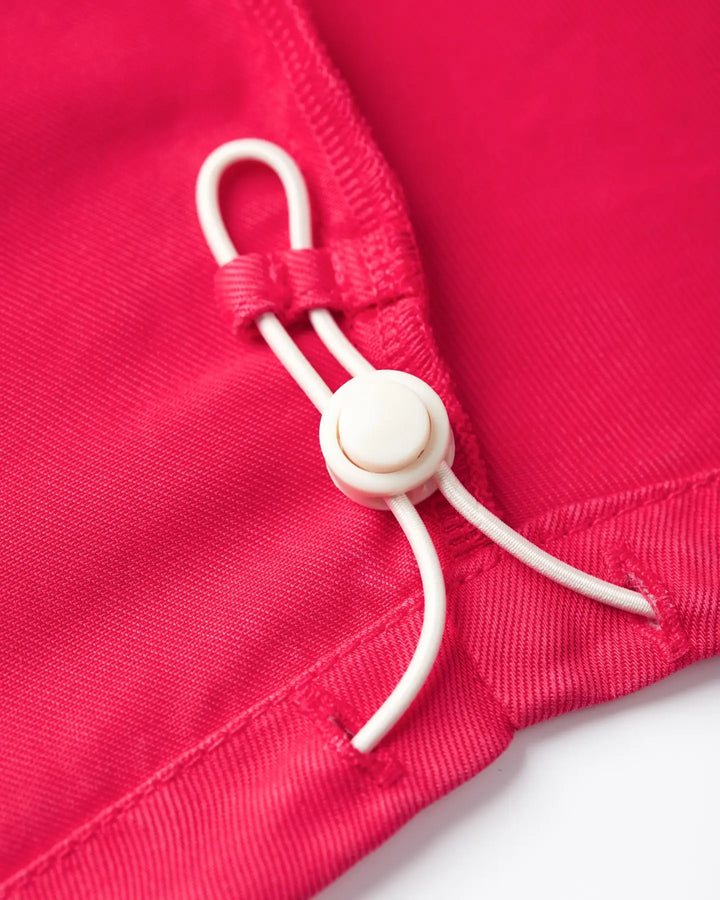 Détail du tissu en tencel rouge vif, texture lisse et légère avec cordon élastique réglable pour un ajustement personnalisé du jean femme.