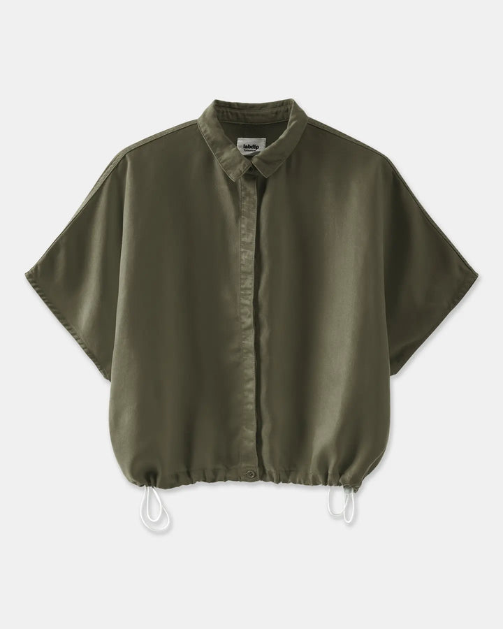 Chemisier femme en tissu kaki fluide avec col classique, manches courtes larges et bas ajustable par cordon, offrant un style décontracté et moderne.