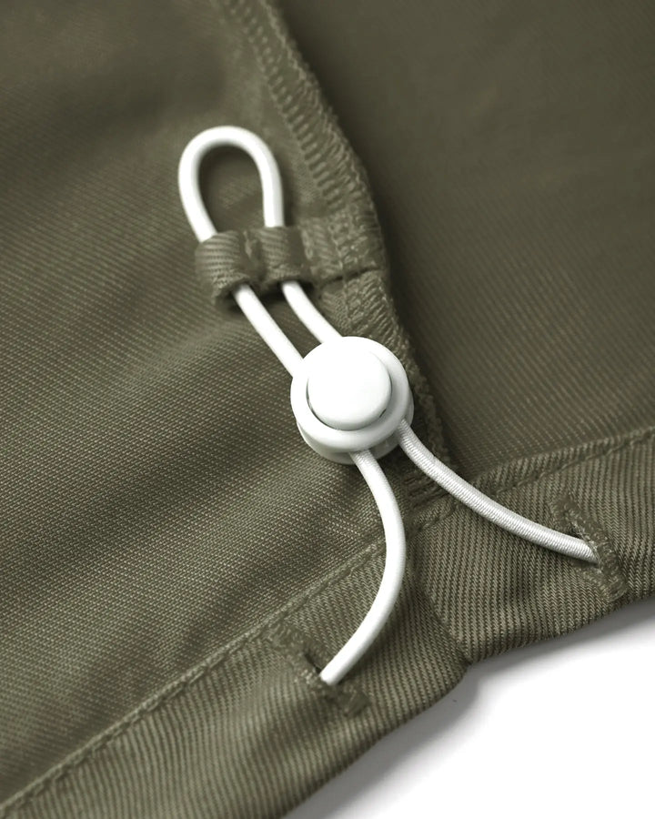 Détail d'un pantalon femme khaki en Tencel avec un cordon de serrage blanc ajustable, tissu fluide et doux au toucher, coupe confortable et adaptée à toutes les morphologies.