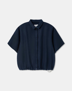 Chemisier bleu marine fluide en tissu léger, coupe ample avec manches kimono et col classique, pour un style décontracté et élégant.