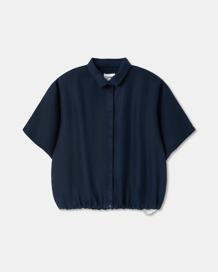Chemisier bleu marine fluide en tissu léger, coupe ample avec manches kimono et col classique, pour un style décontracté et élégant.