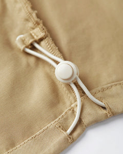 Détail d’un jean femme en tissu Tencel couleur praline, avec cordon élastique ajustable et couture renforcée, offrant un confort et un maintien adaptés à toutes les morphologies.