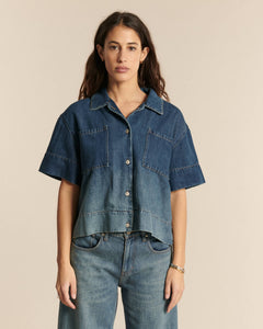 Jean femme en denim bleu clair à effet délavé, coupe droite et confortable adaptée à toutes les morphologies, idéal pour un style estival décontracté.
