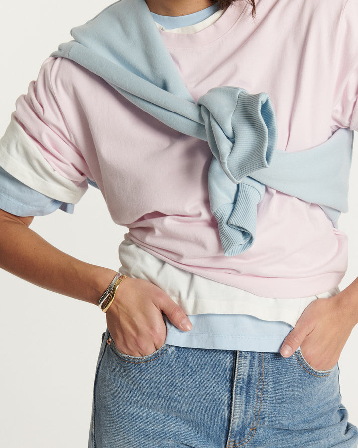 Jean en denim 100% coton bleu clair, coupe droite, ajustée à la taille et légèrement ample sur les jambes, parfait pour toutes les morphologies féminines.