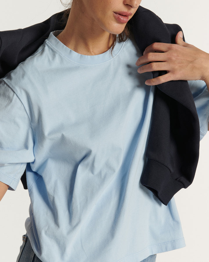 Jean femme en denim bleu clair 100% coton, coupe droite et ajustée qui s’adapte à toutes les morphologies pour un style estival confortable.
