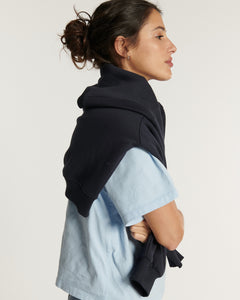 Jean en denim bleu clair 100 % coton, coupe droite ajustée, offrant un confort léger et une silhouette flatteuse pour toutes morphologies.