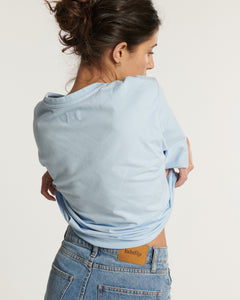 Jean en denim bleu clair 100 % coton avec une coupe droite ajustée, offrant un confort optimal et un style féminin intemporel.