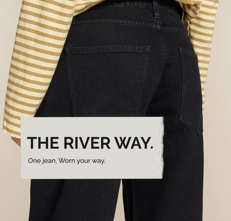 Jean pour femme en denim noir, coupe droite et taille haute, avec poches arrière apparentes et surpiqûres discrètes. Mention The River Way visible.