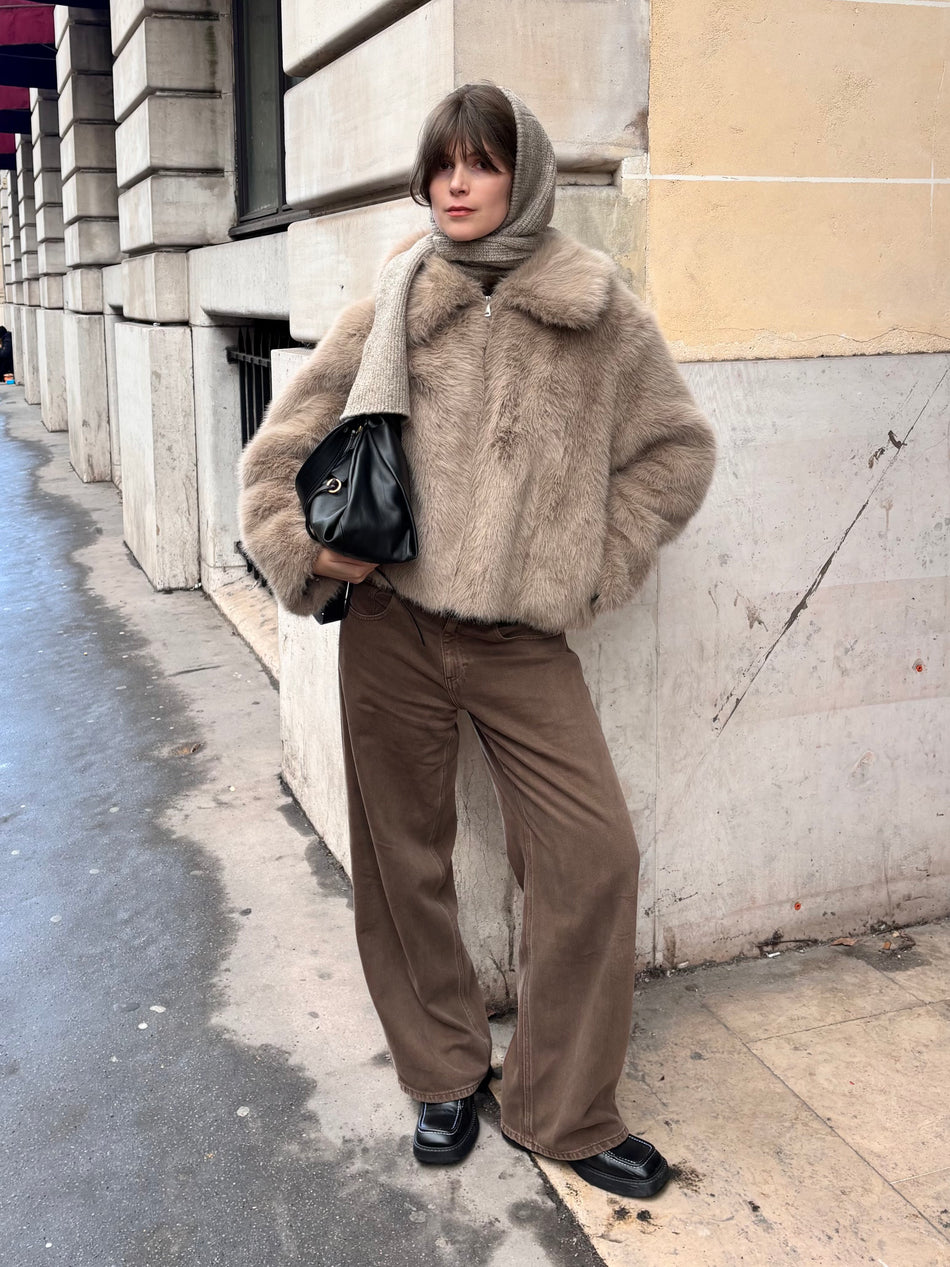 Pantalon femme brun en matière lisse à aspect cuir, coupe large et droite, jambes longues et tombé souple, porté avec des chaussures noires.