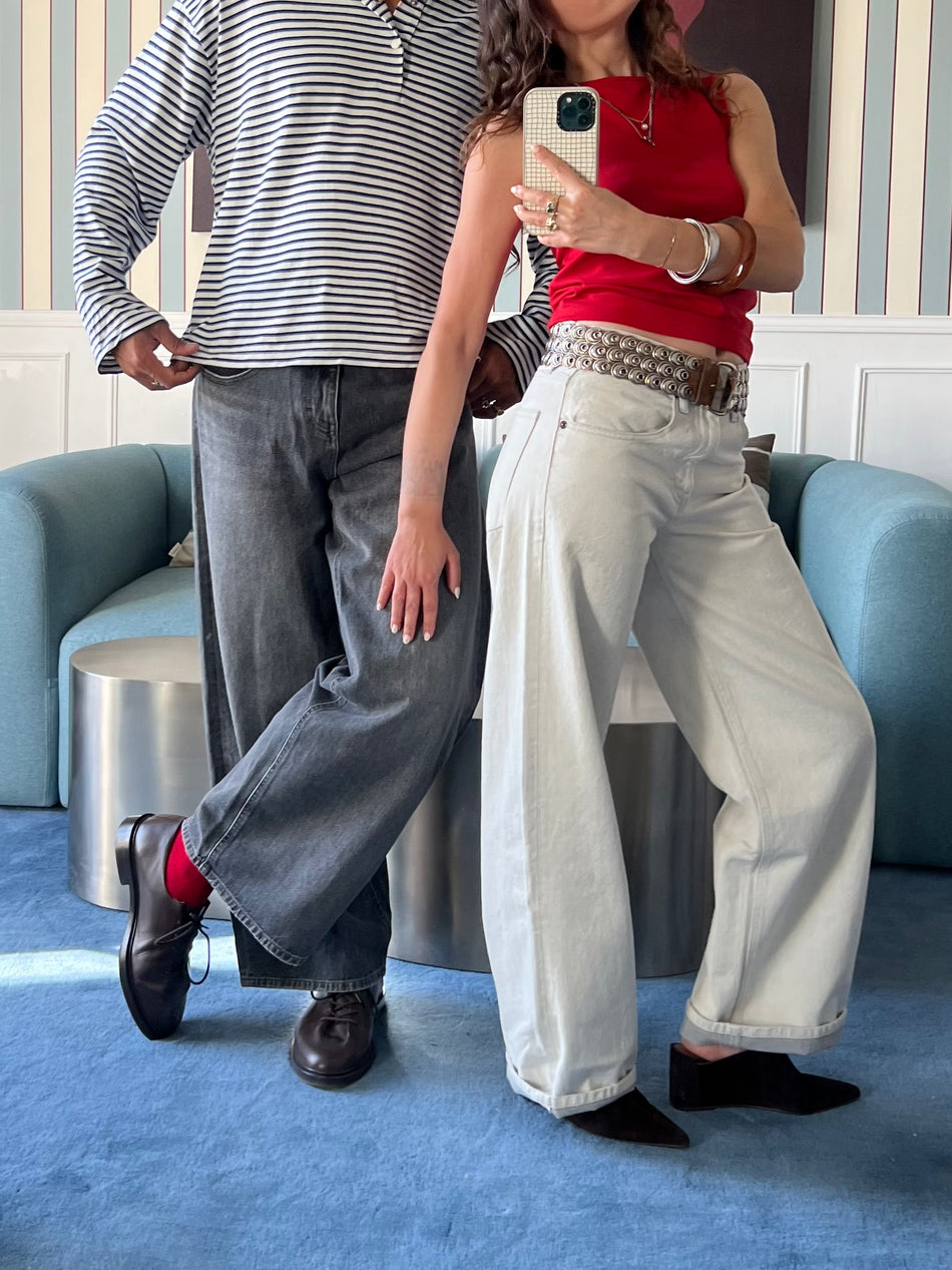 Jean pour femme écru en denim, coupe très large à taille haute, jambes longues et tombé ample, avec une ceinture à motifs métalliques