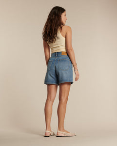 Short en jean en denim bleu clair légèrement délavé, coupe droite et confortable, matière 100 % coton adaptée à toutes les morphologies féminines.