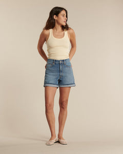Short en denim bleu clair en coton, coupe droite légèrement ample avec taille haute, idéal pour une silhouette féminine et décontractée en été.
