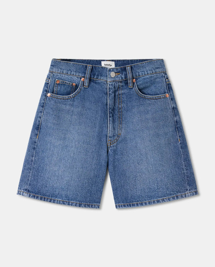 Short en denim bleu oxide 100% coton, coupe droite et confortable, idéal pour un style décontracté et une silhouette féminine naturelle.