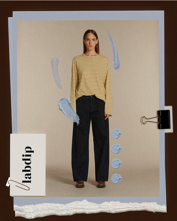 Jean pour femme en denim noir, coupe large et droite, taille haute et jambes amples, porté avec un tombé décontracté et pleine longueur.