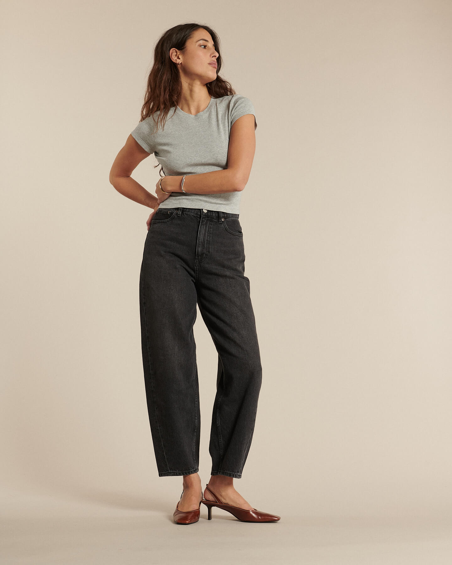 Jean femme en denim noir délavé avec coupe droite et taille haute, matière 100% coton, offrant un fit confortable et adapté à toutes les morphologies.
Porté par le mannequin de face