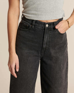 Jean en denim noir délavé, coupe droite légèrement ample, matière 100 % coton offrant un confort adapté à toutes les morphologies féminines.
Porté par le mannequin détail