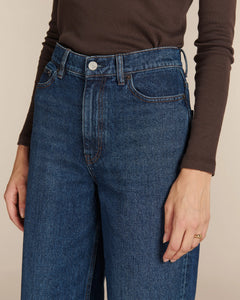 Jean ballon en denim bleu mid-blue 100% coton, coupe large et taille haute, adapté à toutes les morphologies féminines pour un style confortable et moderne.
Porté par le mannequin détail