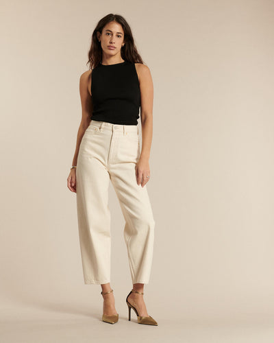 Jean pour femme en denim écru clair, coupe droite légèrement ample, tissu 100% coton, matière épaisse et confortable, conçu pour s’adapter à toutes les morphologies.
Porté par le mannequin de face