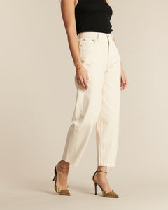 Jean en denim écru clair, 100 % coton, coupe large et droite, longueur cheville, adapté à toutes les morphologies féminines pour un style estival décontracté.
Porté par le mannequin de face