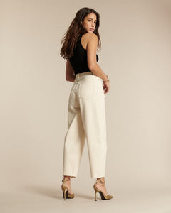 Jean en denim écru clair, coupe droite et ample, tissu 100 % coton, conçu pour s’adapter à toutes les morphologies féminines avec un confort optimal.
Porté par le mannequin de profil