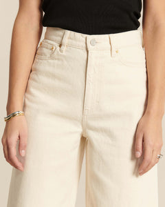 Jean femme en denim 100 % coton de couleur écrue, coupe droite, taille haute, matière épaisse et confortable adaptée à toutes les morphologies.
Porté par le mannequin de face