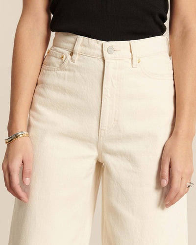 Jean femme en denim 100 % coton de couleur écrue, coupe droite, taille haute, matière épaisse et confortable adaptée à toutes les morphologies.
Porté par le mannequin de face